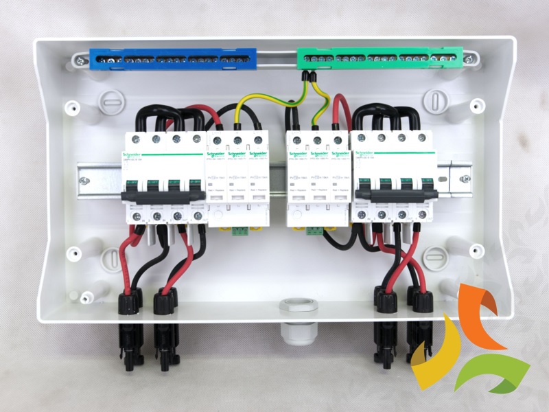 detail Rozvodnice DC s vybavením Schneider Electric 1000V DC IP 65 pro 2 stringy