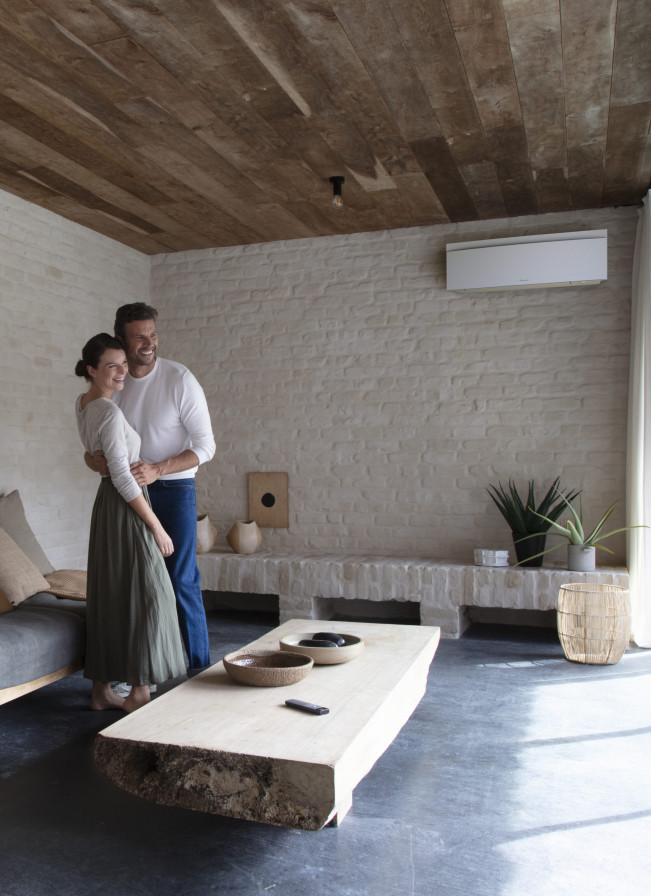 detail Daikin Emura bílá nástěnná klimatizace 4,2kW single split s venkovní jednotkou
